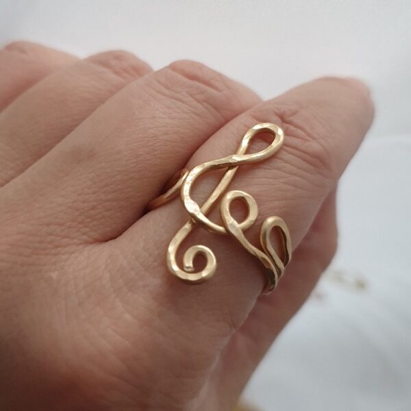 Handgemachter Schmuck, Handgefertigter Ring aus Schmuckdraht, goldfarben, Note