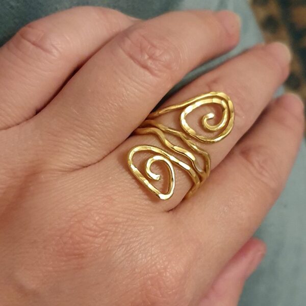 Handgemachter Schmuck, Handgefertigter Ring aus Schmuckdraht, goldfarben, Note