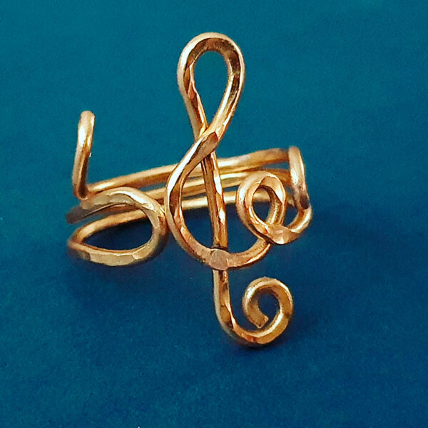 Handgemachter Schmuck, Handgefertigter Ring aus Schmuckdraht, goldfarben, Note