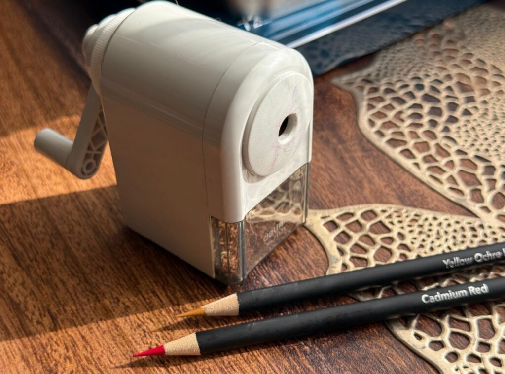 Manuelle weiße Spitzmaschine mit zwei Buntstiften