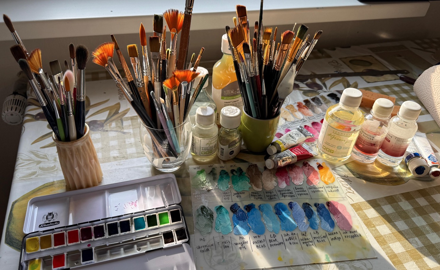 Pinsel für Aquarell und Öl auf dem Tisch